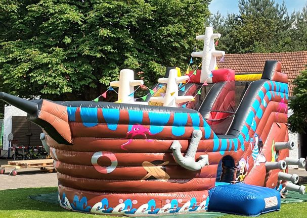 Piratenschiff mit Rutsche